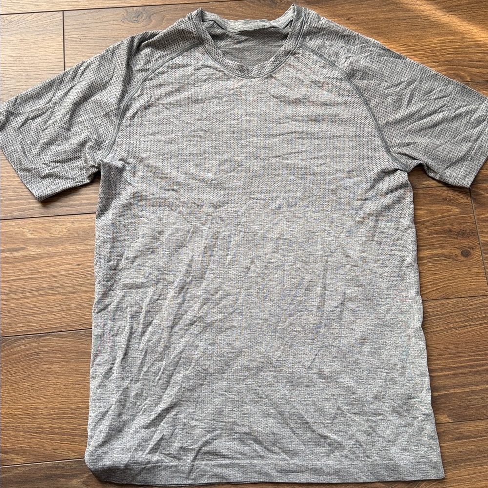Lululemon Drysense Training Short Sleeve Shirt grey. Size Small